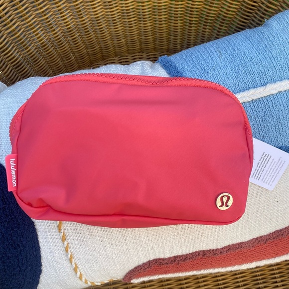 Last one Lululemon Everywhere Belt Bag Pale Raspberry NWT - Picture 2 of 9